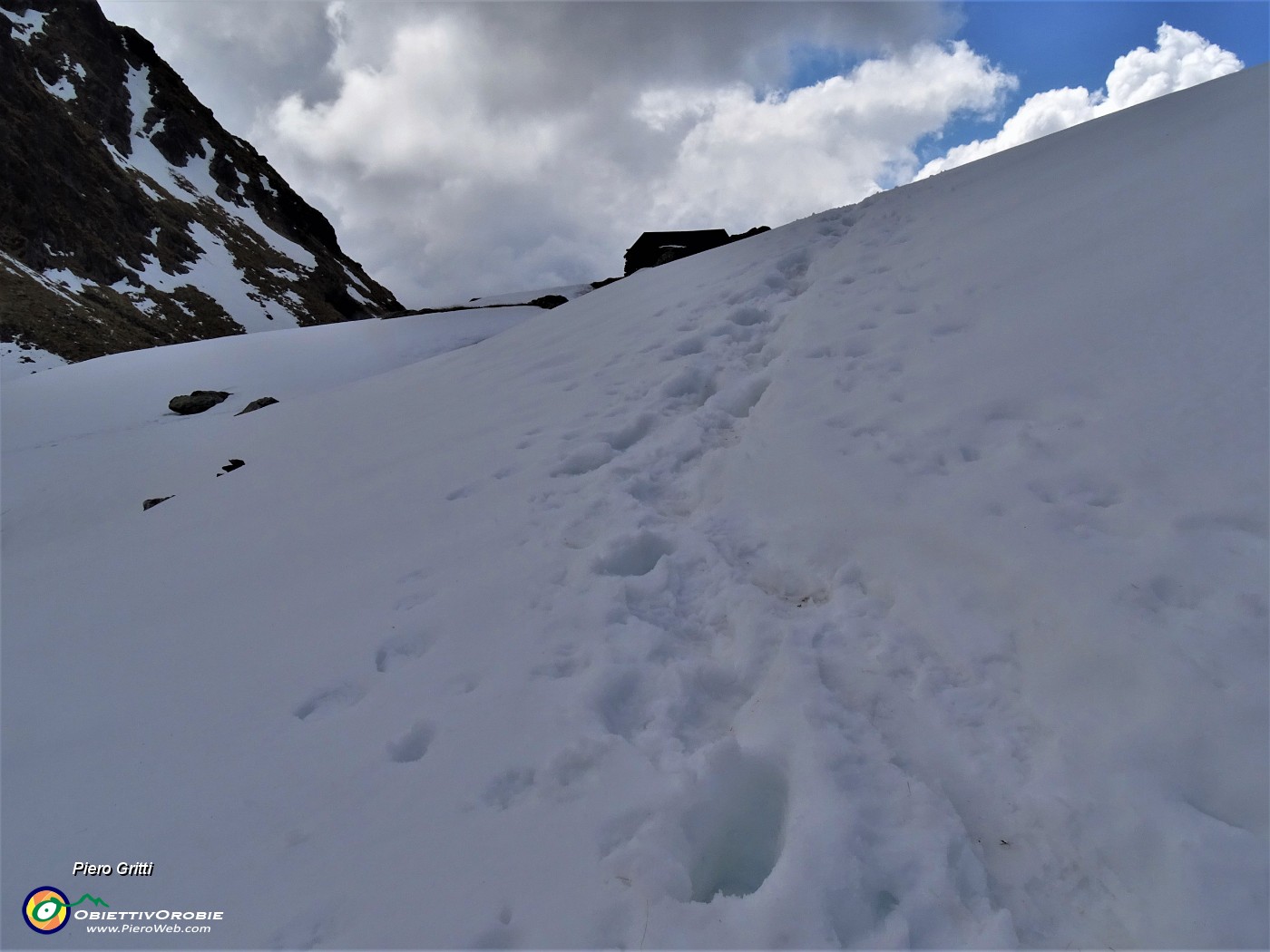 51 Ancora tanta neve con affondi profondi alla Baita dei Tre Pizzi (2116 m)i.JPG